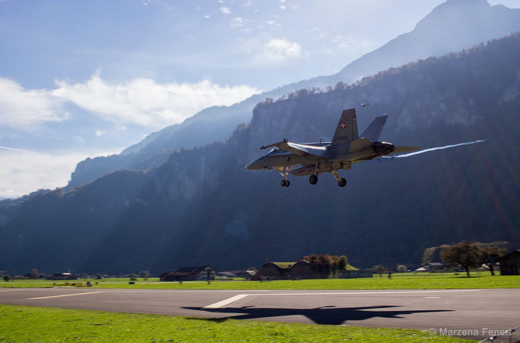  F/A-18 podczas lądowania w bazie 